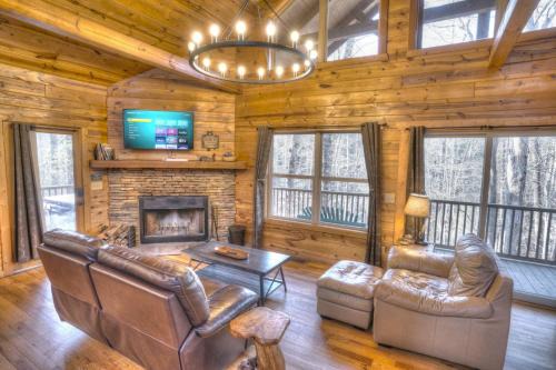 Helen Casa | Luxury Cabin Sleeps 8 with creekside fire pit near Helen GA