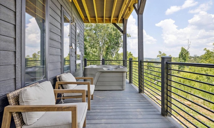 Sevierville Apartamento | Luxury Cabin w Indoor Pool Hot Tub Game Room