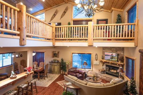 Moonridge Casa | Luxury Cabin-Walk to Bear Mountain Resort, Trails & Golf