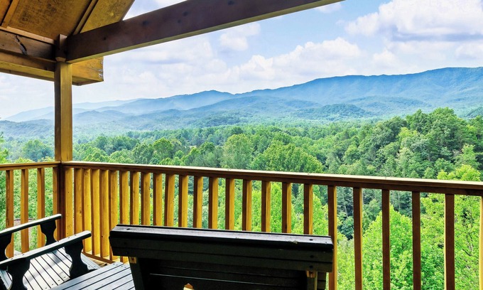 Pittman Center Cabina | Luxury Cabin with Breathtaking Views: Sleeps 16, Hot Tub, Pool Table, Games!