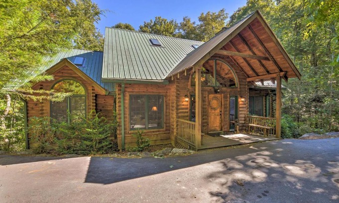 Sapphire Casa | Luxury Cabin with Deck Less Than 5 Miles to Sapphire Valley!