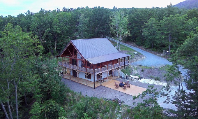 Morganton Cabina | Luxury Cabin with Hiking, Kayaks & Paddle Boards. Mountain Views near Lake James