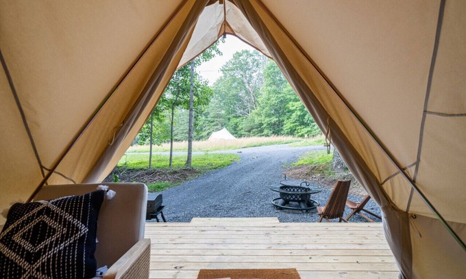 Great Cacapon Alquiler De RV | Luxury Camping with King Bed - Aster Tent