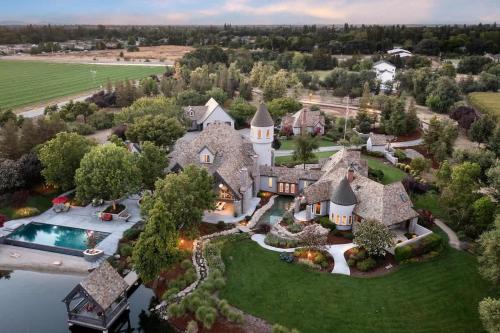 Davis Casa | Luxury Castle Retreat at UC Davis