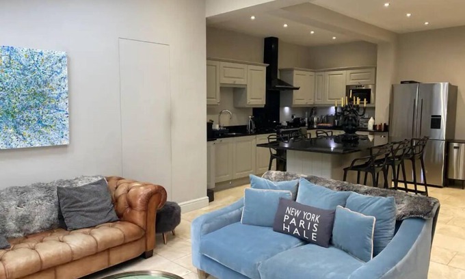 Trafford Casa | Luxury Central Hale living