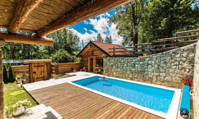 Municipality of Gracac Chalet De Esquí | Luxury Chalet Regina with pool and jacuzzi surrounded by nature
