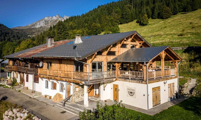 La Cote-d'Arbroz Chalet De Esquí | Luxury Chalet, stunning views with hot tub & sauna