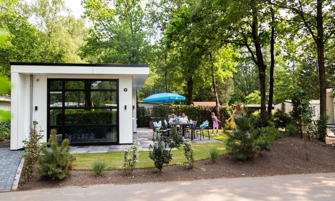 Ede Chalet De Esquí | Luxury chalet with dishwasher in a holiday park in the middle of De Veluwe
