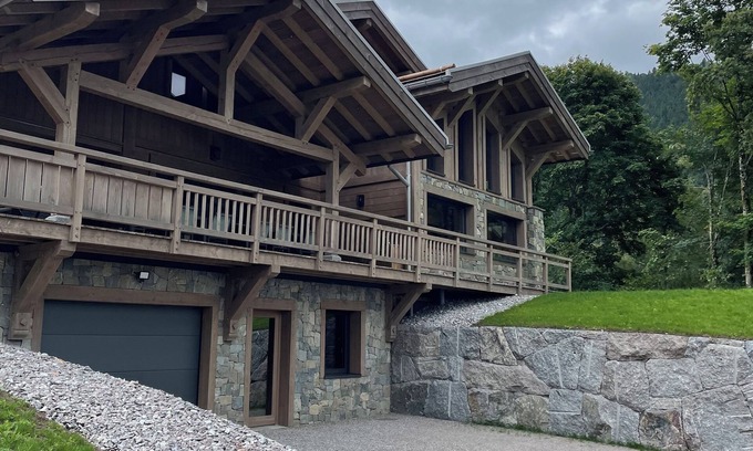Travexin Chalet De Esquí | Luxury chalet with SPA area and 90 m2 room for family celebrations,