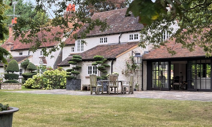 Walton-on-Thames Casa | Luxury characterful home in 1 acre with pool in Burhill Park Golf Club, Surrey