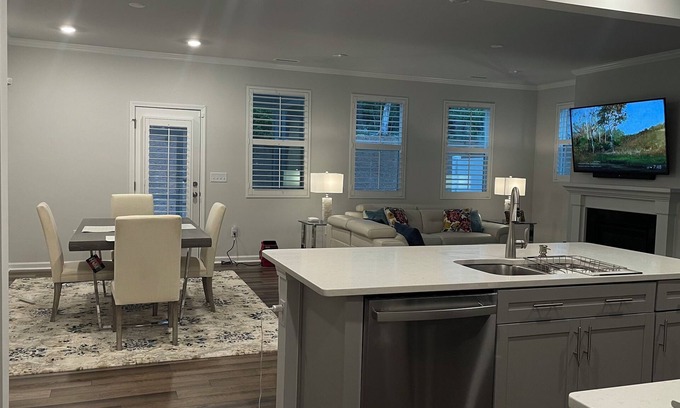 Pittsboro Condominio | Luxury Charming 2-bedroom townhome with WiFi and AC in Pleasant Pittsboro