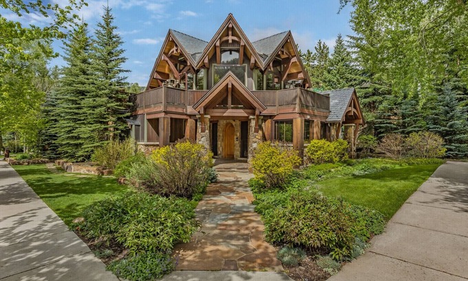 Aspen Casa | Luxury Chateau Waters: Only 2 Blocks to the Aspen Mountain Gondola with A/C!