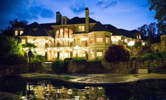 Buford Casa | Castillo de lujo con vistas al lago Lanier - 18,000 pies cuadrados