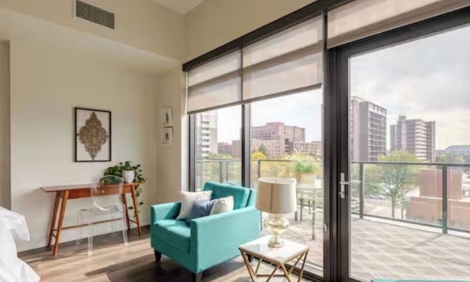 Cherry Creek Apartamento | Luxury Cherry Creek North Living with Pool Spa Gym Parking, Free Parking
