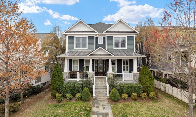 Virginia Square Casa | Luxury Clarendon House - w/ 8 Bedrooms, 6 Bathrooms - 21 guests