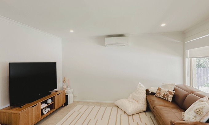 Warrnambool Casa | Luxury Coastal Home - Located in the CBD, close to train station and hospital