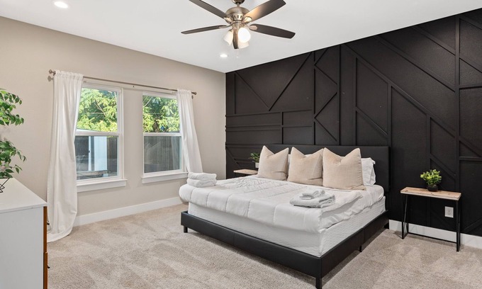 West Dallas Casa | Luxury Comfort 5 Bedroom Home in Heart of Dallas