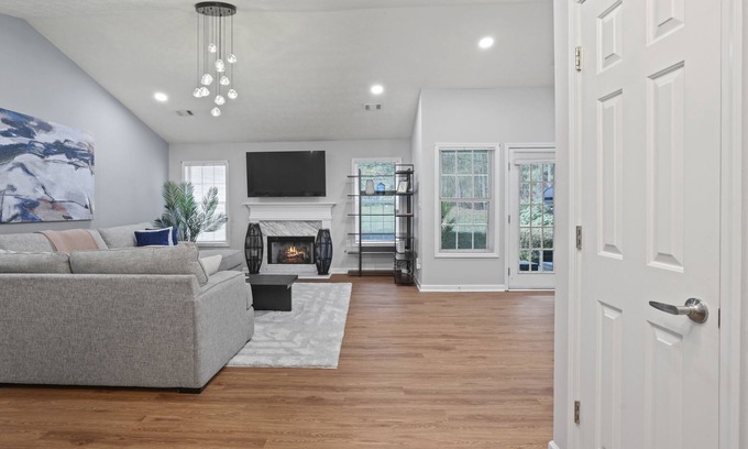 Lawrenceville Casa | Luxury, Comfort & Serenity!