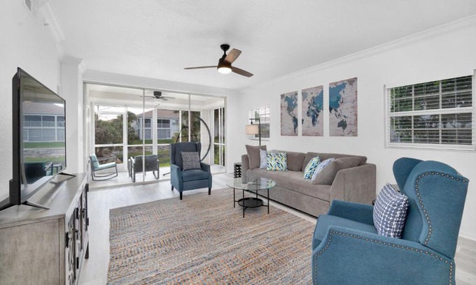 Calusa Bay North Apartamento | Luxury Condo, 90-day MINIMUM STAY -LESS DECLINED!, Gated, 4 mi Vanderbilt Beach