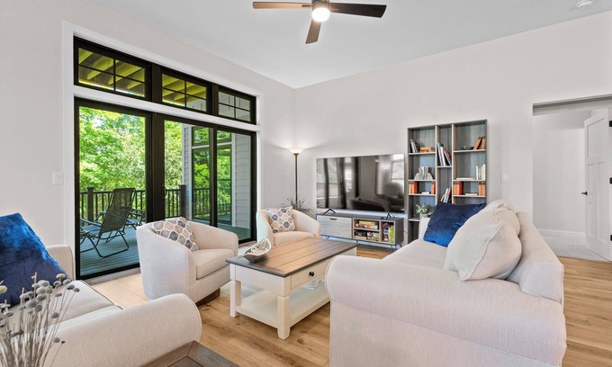Egg Harbor Condominio | Luxury Condo-Dog Friendly near Egg Harbor & Indoor Pool, Gym, Hot tub