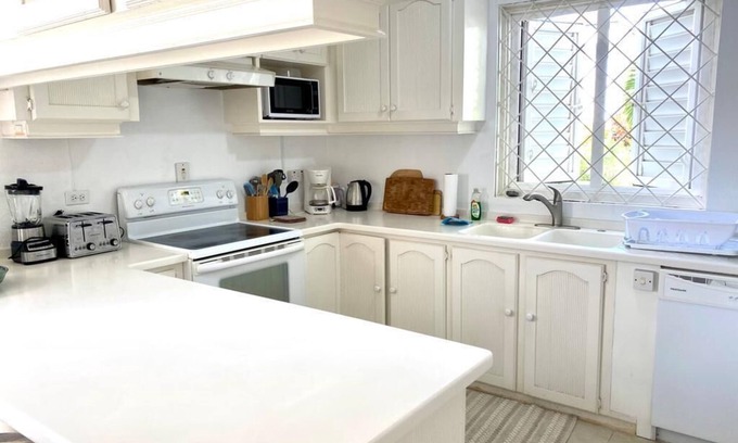 Rockley Condominio | Luxury Condo, on 7th Green, Rockley Golf Course, 5 mins walk beaches + Amenities