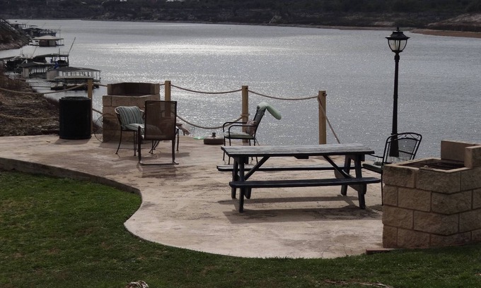 Highland Lake Estates Condominio | Luxury Condo on Lake Travis with Scenic Views, 3 Pools, Hot Tub, Gym, Tennis, Sauna, Pickleball