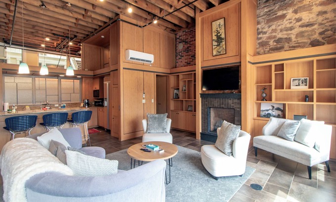 Canal Park Condominio | Luxury Condo | Paddle North w/ Private Sauna & Gym