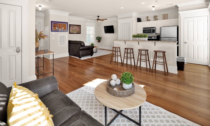 Highlands - Perkins Condominio | Luxury Condo Steps from LSU Stadium/Campus