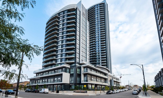 Hurontario Condominio | Luxury condo w breathtaking sunset views close to airport & downtown Mississauga