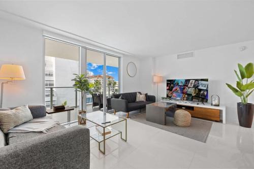 Bay Harbor Islands Casa | Luxury Condo with Rooftop Pool - 5-Min to Beach