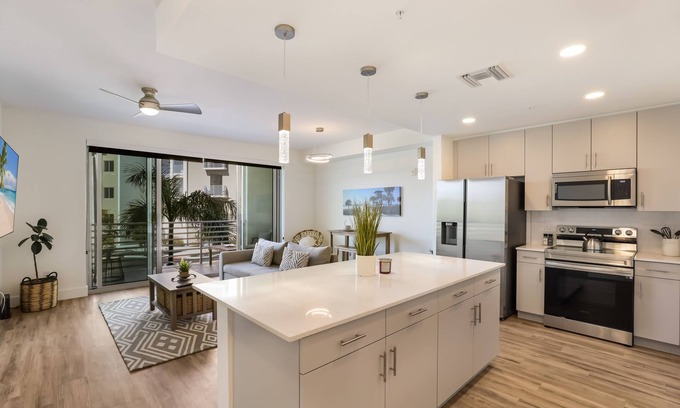 North Trail Condominio | Luxury Condo with Xtra Large Patio & Pool Views