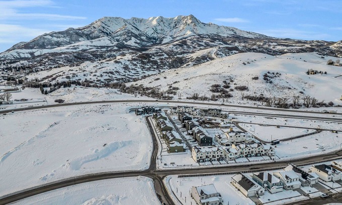 Mountain Green Condominio | Luxury Condominium 8 Miles from Snow Basin Sleeps 10