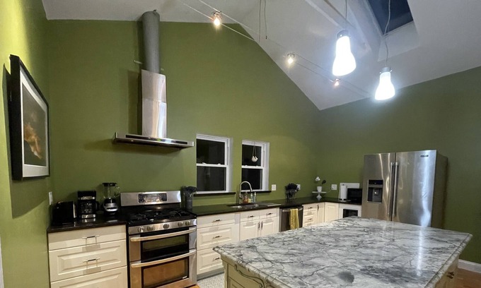 Troy Apartamento | Luxury Contemporary 1800 sqft 3 Bedroom 1.5 bath in historic Troy NY