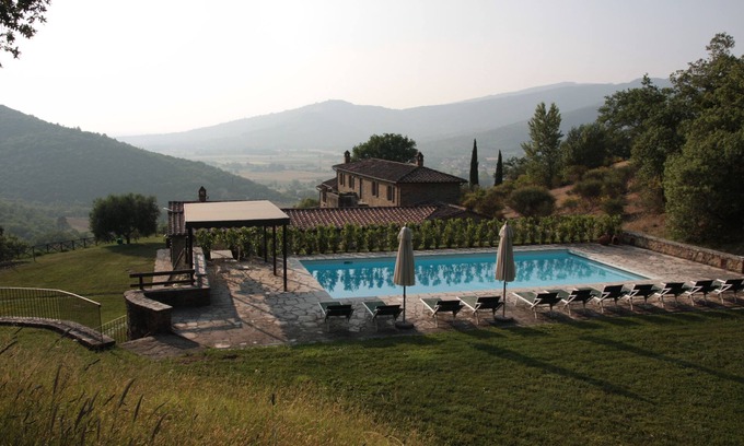 Montalla Villa | Lujo Cortona ver colina Villa, ideal para familias / grupos; A / C y piscina climatizada