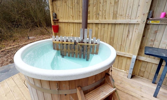 Priors Marston Alquiler De RV | Luxury cosy tipi with Log burning Scandinavian hot tub. Perfect night