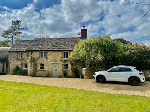 Kempsford Casa | Luxury Cottage Dog friendly with Hot Tub