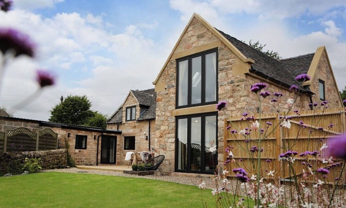 Calwich Cabaña | Luxury Cottage in Peak District near Alton Towers
