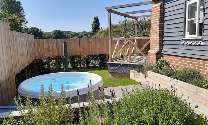 Funtington Cabaña | Luxury Cottage nr West Wittering with private hot tub