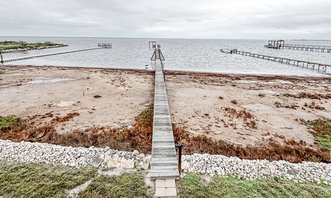 Flour Bluff Casa | Luxury cottage on the bay/ private pier/Flour Bluff/15 min. to the beach!