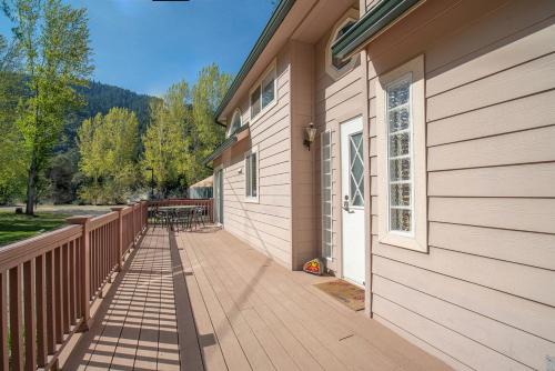 Big Bar Casa | Luxury Cottage with Furnished Deck in Trinity, California