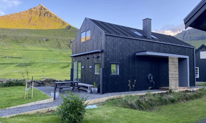 Gjogv Casa | Luxury Cottage with Stunning Views - Okkara summarhús við Gjógv