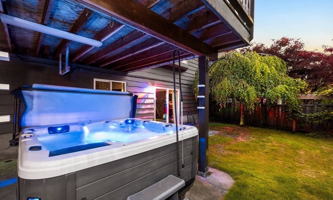 Port Moody Casa | Luxury Country Style Home - W -. +Hottub And Gym+ . Pet friendly* *Sleeps 5*