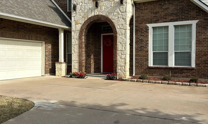 Tarrant County Casa | Luxury & Cozy Stay: w/ Complimentary Massage, Gym, Media, & Game Room