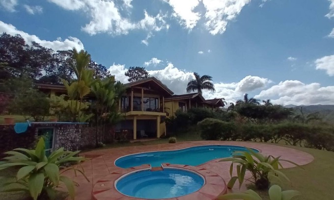 La Fortuna Casa | Casa de lujo con vistas del Volcán Arenal y el Lago Arenal y el árbol de Ceiba