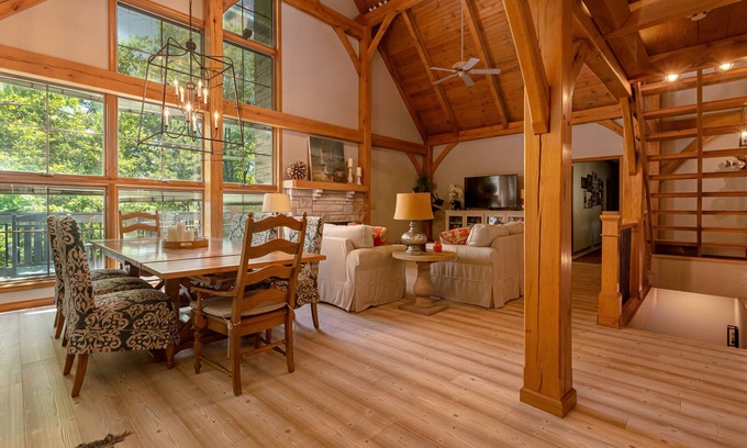 Goreville Casa | Luxury Craftsman 6BR Lake House "On The Rocks"
