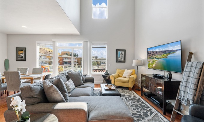 Quincy Casa | Luxury @ Crescent Bar! Pool & Free Golf!