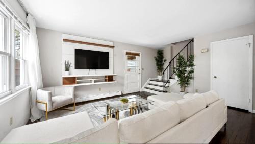White Plains Casa | Luxury Designer Home near NYC with Free Parking