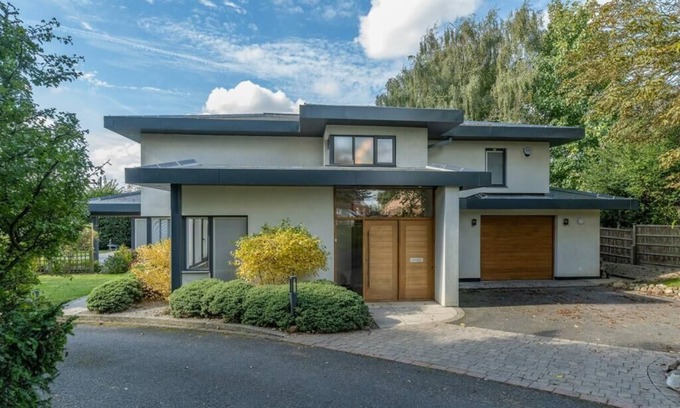 Plumtree Casa | Luxury detached 4bed house Sleeps 8 in Village location with garden & driveway!