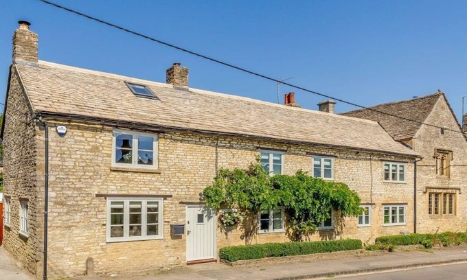 Shipton under Wychwood Cabaña | Luxury dog friendly holiday cottage in the Cotswolds with a hot tub - Shaven Cottage
