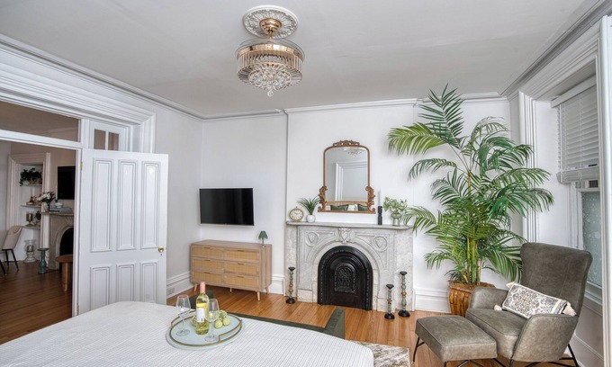 Troy Apartamento | Luxury Downtown 2 bd w/Backyard, grill